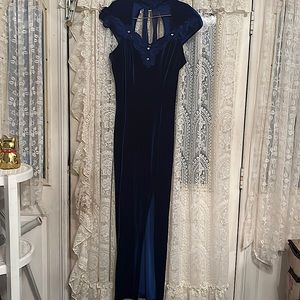 BEAUTIFUL 🔆SZ8 BLUE VELVET EVENING DRESS WITH VEIL AT THE BACK🔆